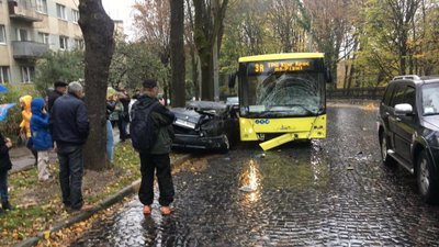 У Львові "польські бляхи" влетіли у новенький автобус Садового (ФОТО)