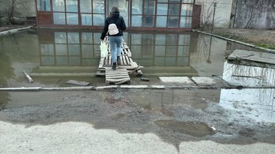 У Самборі вулицю біля «ковідного» шпиталю заливає каналізація (ФОТО)