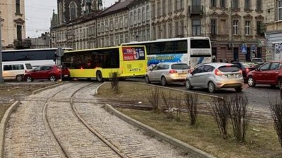 У Львові водіїв закликають не паркуватися біля приміського та залізничного вокзалів