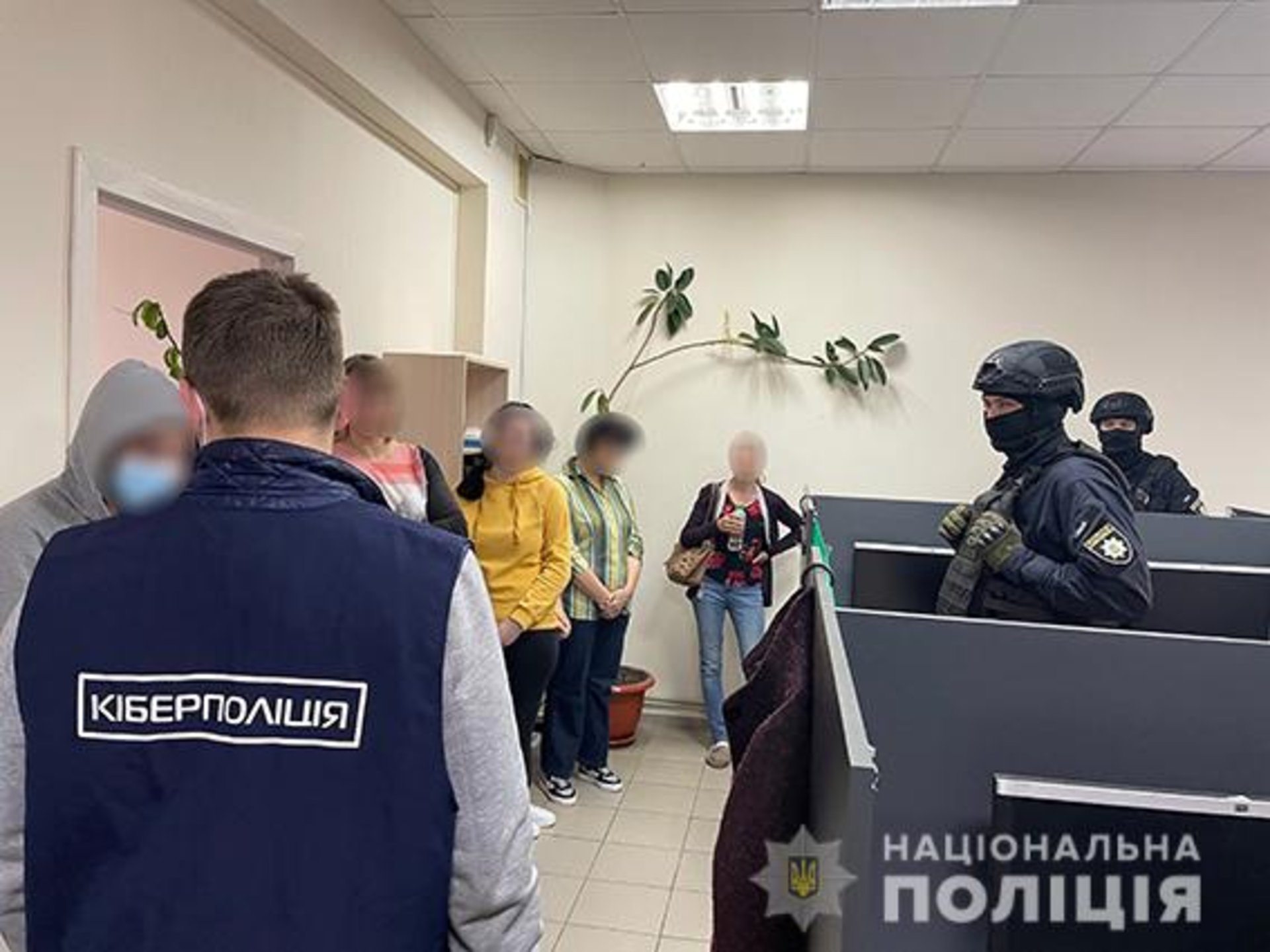 Поліція накрила шахрайський call-центр в офісі Миколаєва