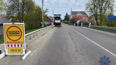 На Львівщині водії не хочуть пропускати маршрутку