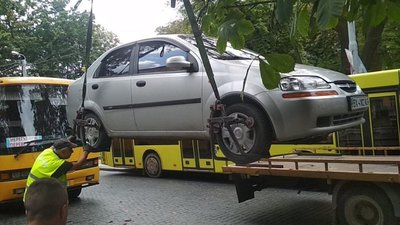 Як у центрі  Львова масово «збирають» автівки порушників паркування (ФОТО)