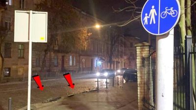 У Львові водій знищив улюблені стовпчики Садового