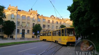 У Львові з рейок зійшов трамвай