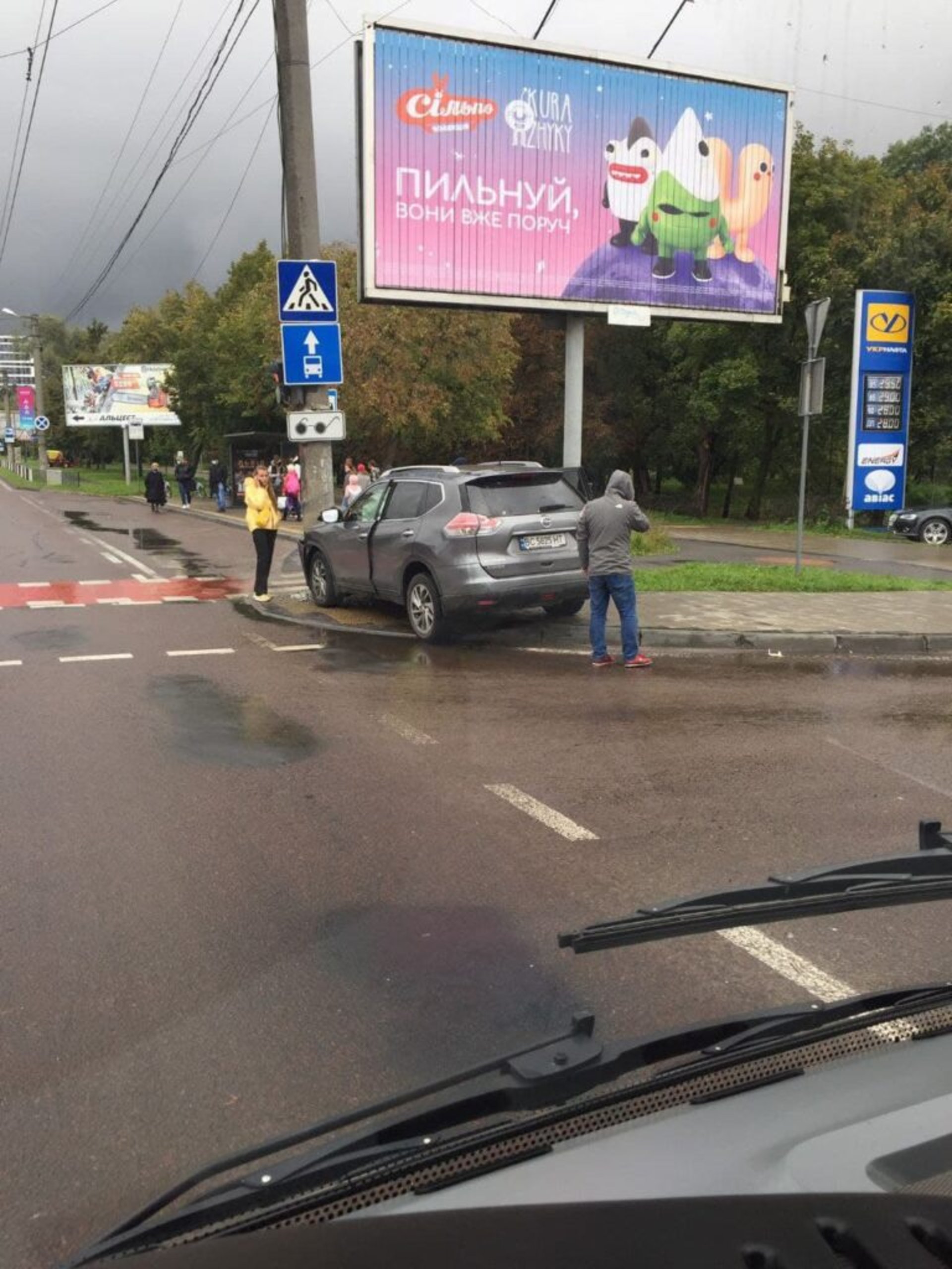 У Львові водій вилетів на тротуар і пошкодив електроопору, фото ПостЧат
