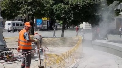 У центрі Львова комунальники виконують роботи із порушенням техніки безпеки