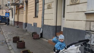 У центрі Львова власники нотаріальної контори самовільно захопили частину тротуару (ФОТО)