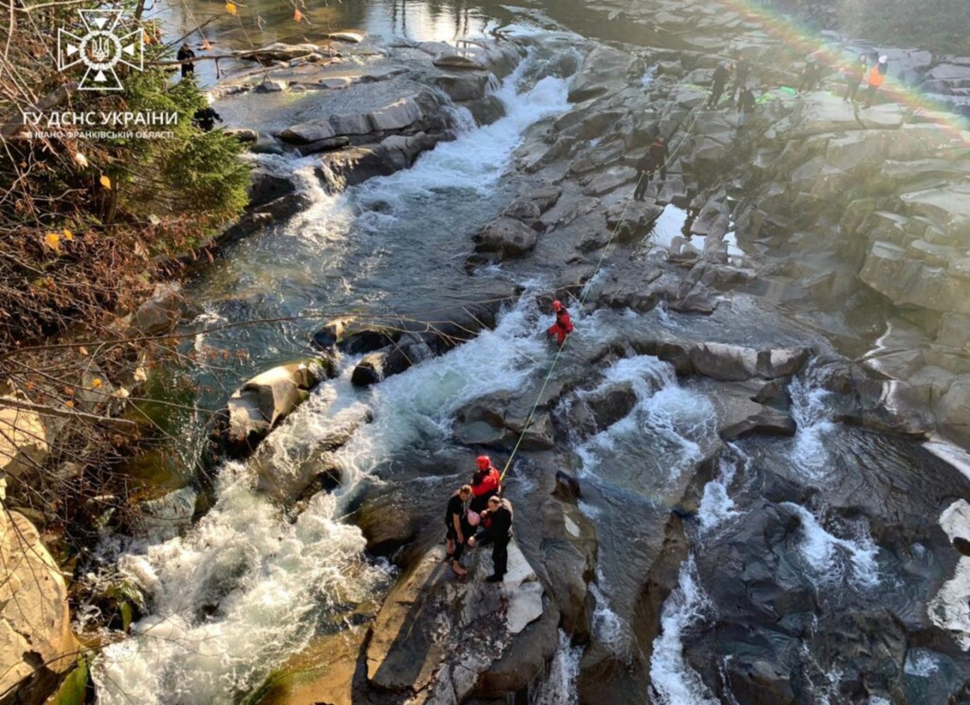У Яремче дитина впала у бурхливий потік біля водоспаду