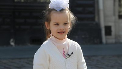 У Львові 4-річна дівчинка, яка евакуювалась із Маріуполя, знялась у патріотичному відео