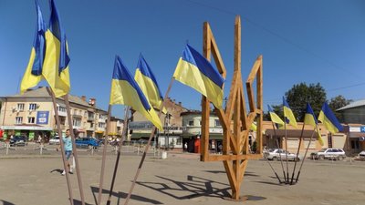 У Бориславі до Дня Незалежності встановили 6-метровий герб (ФОТО)