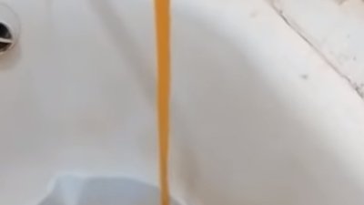 У Червонограді жителі  змушені купувати воду для пральних машинок (ФОТО, ВІДЕО)