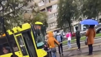 У Львові мешканці перекрили дорогу маршрутці, бо водій не зупинився на зупинці (ВІДЕО)