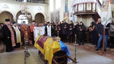 "Десантники не помирають, вони йдуть у небо": на Бродівщині кілька сотень людей прийшли віддати останню шану воїну Роману Горбатюку