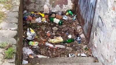 Як у Львові подвір'я школи перетворюється у сміттєзвалище (ФОТО)