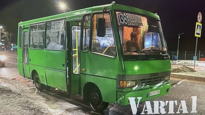 У Львові маршрутка не розминулись із автомобілем (ФОТО, ВІДЕО)