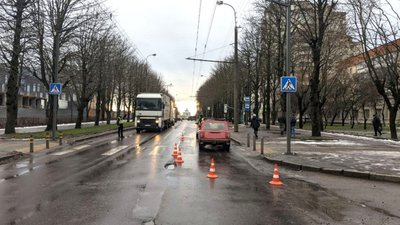 У Рівному на пішохідному переході автомобіль збив жінку з 10-річною дитиною