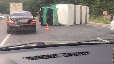 Біля Львова перекинулась вантажівка (ФОТО)