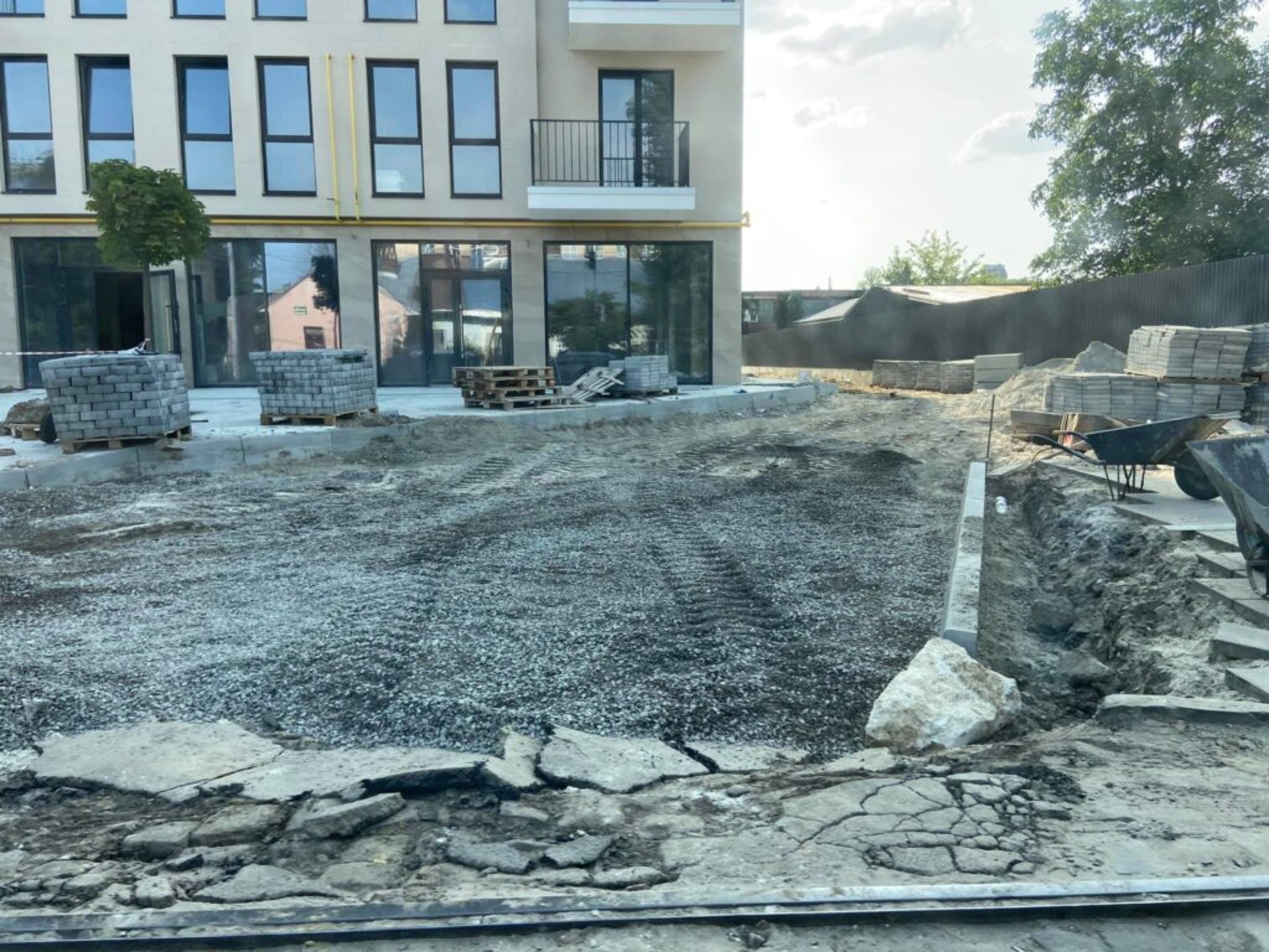 У Львові забудовник перетворив газон на паркомісця, фото ГЛМЛ