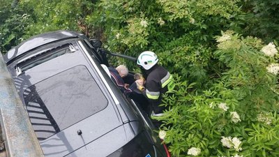 На Львівщині елітний автомобіль злетів у кювет (ФОТО)