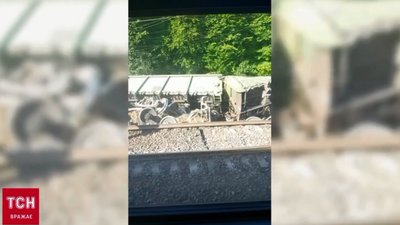 Поблизу Львова зійшли з колії 18 вагонів вантажного потяга і перекинулись (ФОТО, ВІДЕО)