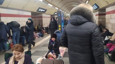 Київське метро курсує, на станціях укрились багато людей
