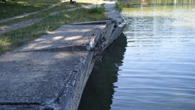 У Львові руйнується берег озера