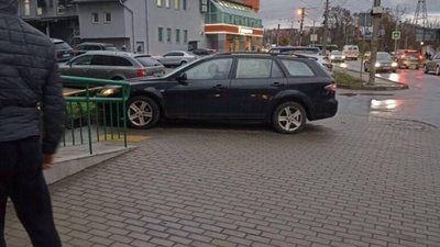 У Львові пʼяний водій вилетів на тротуар