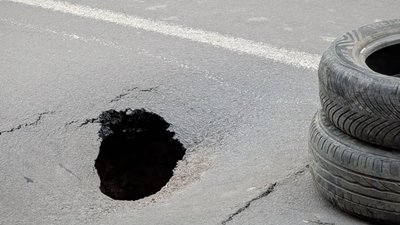 В Івано-Франківську на дорозі провалився асфальт (ФОТО)