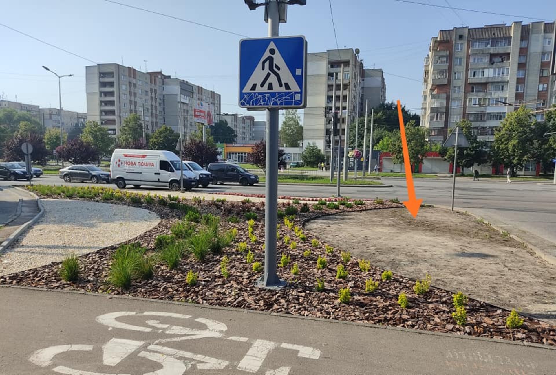 У Львові із клумби вкрали декоративний камінь і квіти, фото ГЛМЛ