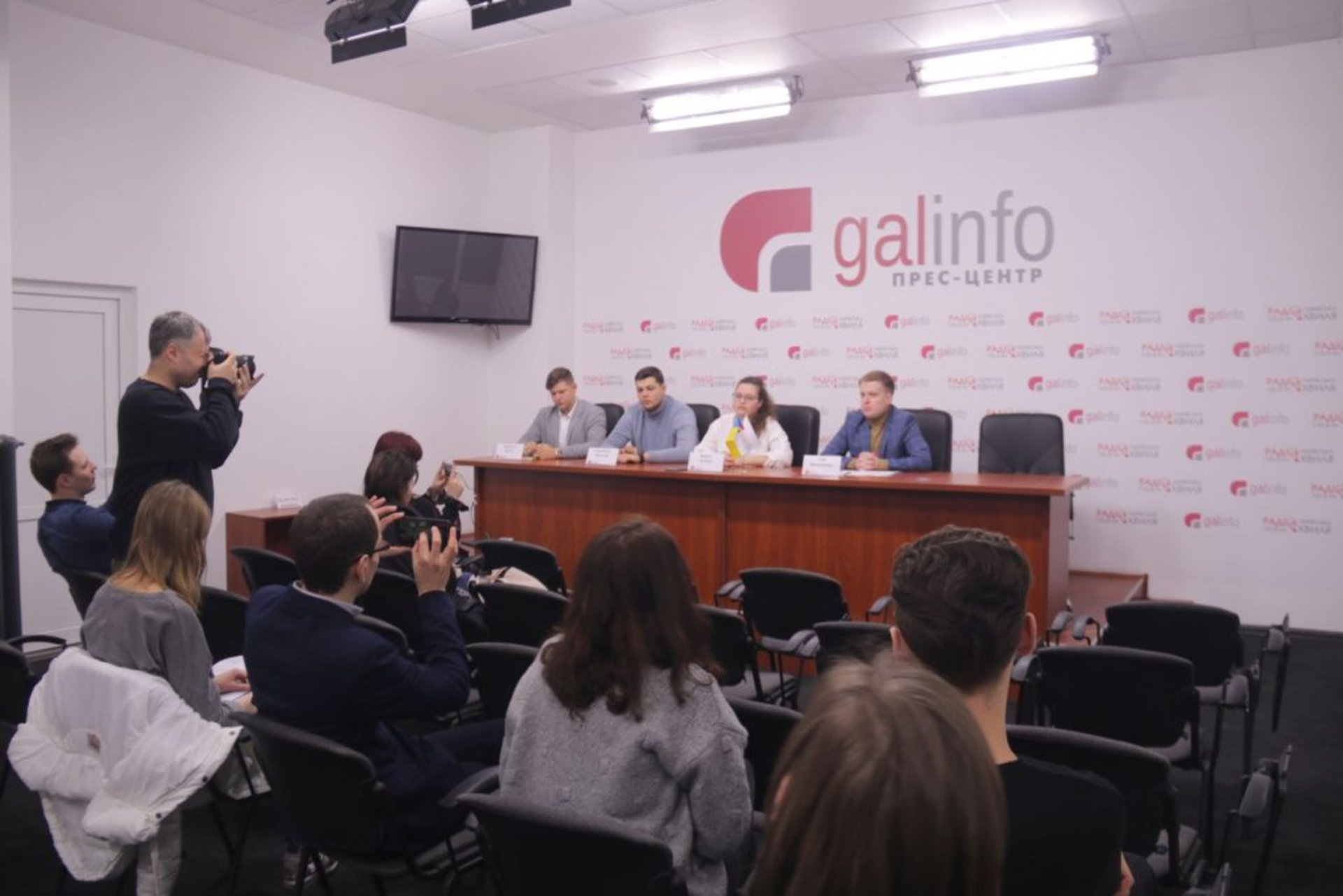 Молодіжні громадські організації закликали підтримати Порошенка на виборах Президента. Фото Назарій ЮСЬКІВ, 4studio