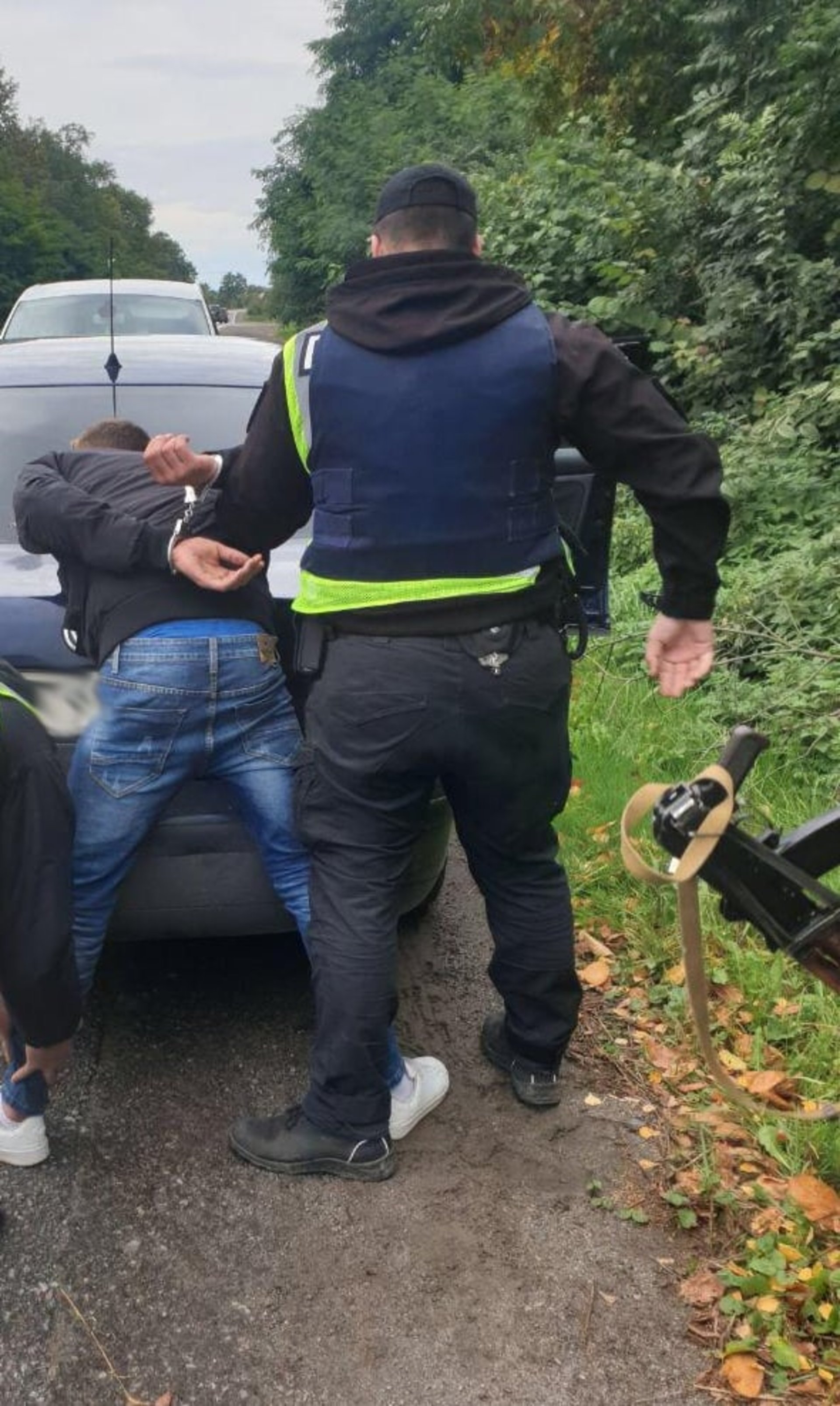 Поліцейські затримали зловмисників, підозрюваних у розбійному нападі на молоду дівчину