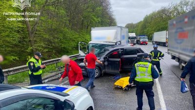 Біля Львова у аварії постраждало четверо людей (ФОТО)