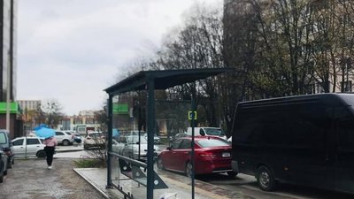 У Львові розбили скло на зупинці у спальному районі (ФОТО)