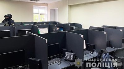 Поліція накрила шахрайський call-центр в офісі Миколаєва (ФОТО, ВІДЕО)