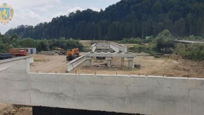 Велике будівництво: на Львівщині досі ремонтують міст, зруйнований ще у 2008 році