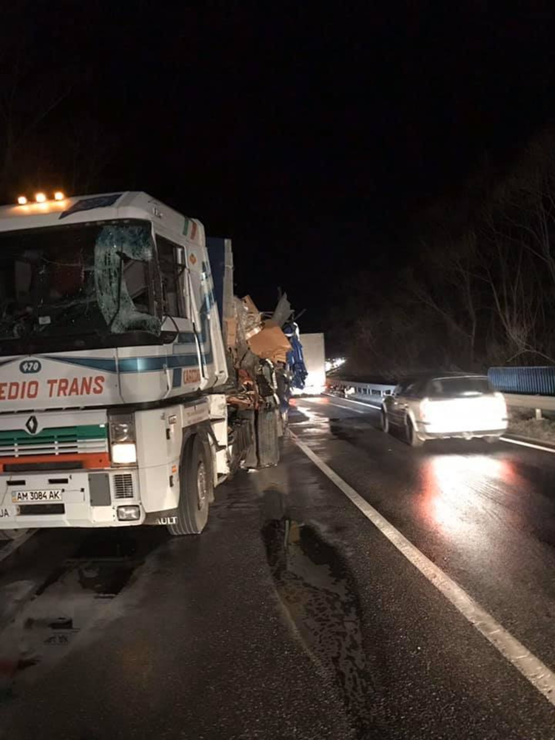 На Львівщині розбились три вантажівки, один водій загинув. Фото Варта-1