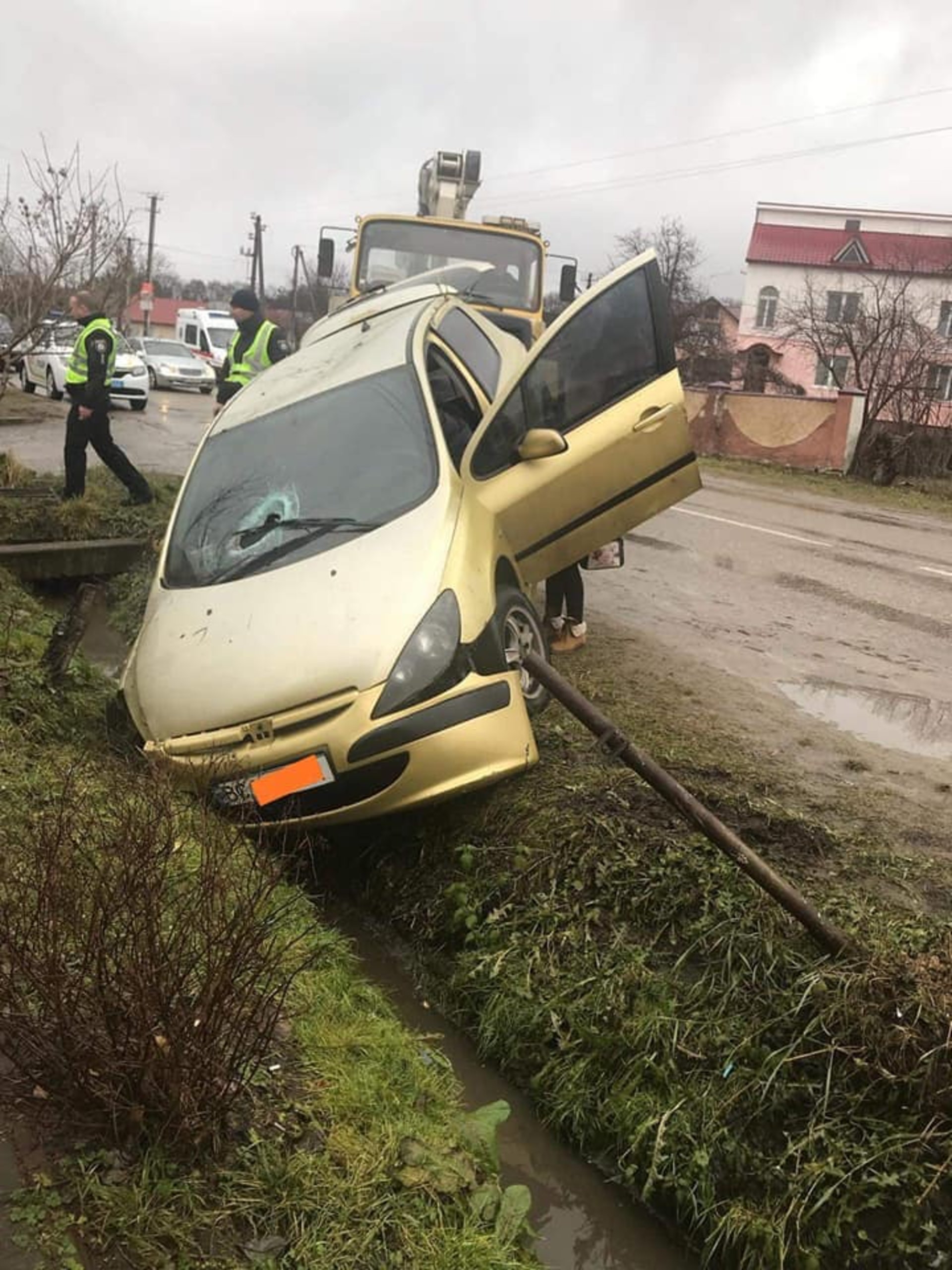 Як біля Львова автомобіль злетів з дороги і перекинувся. Фото Варта-1