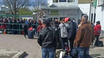 Українці масово виїжджають на заробітки: черги у пунктах пропуску на Львівщині (ВІДЕО, ФОТО)