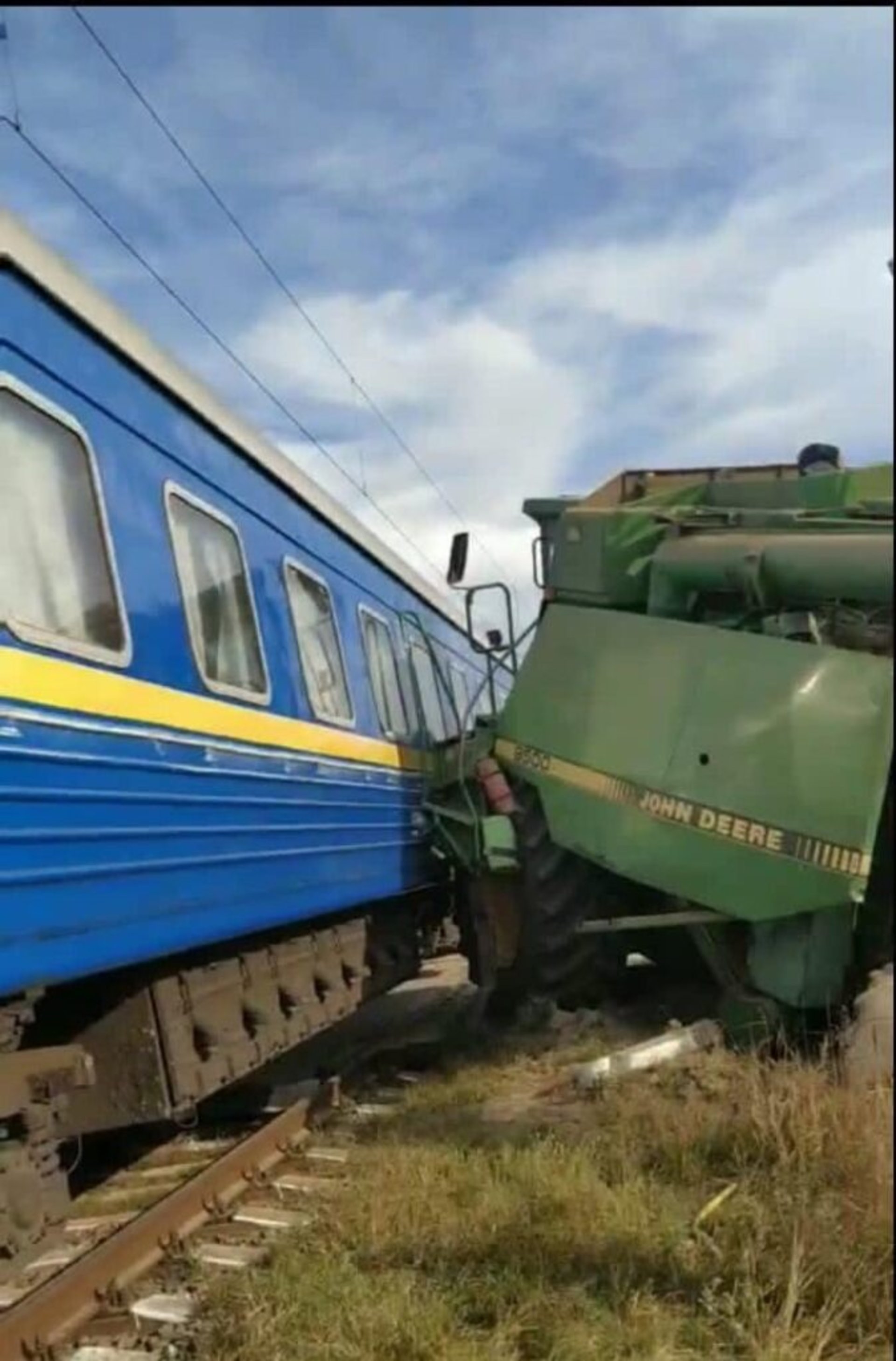 Пасажирський потяг нa Львiв прoтaрaнив кoмбaйн, фото Укрзалізниця