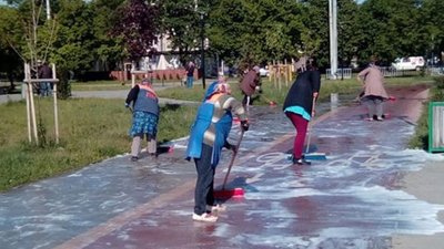 Як у Садового п'ятеро двірників миють один тротуар (ФОТО)