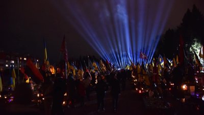 У Львові над могилами полеглих Героїв у небо запустили промені пам'яті (ФОТО, ВІДЕО)