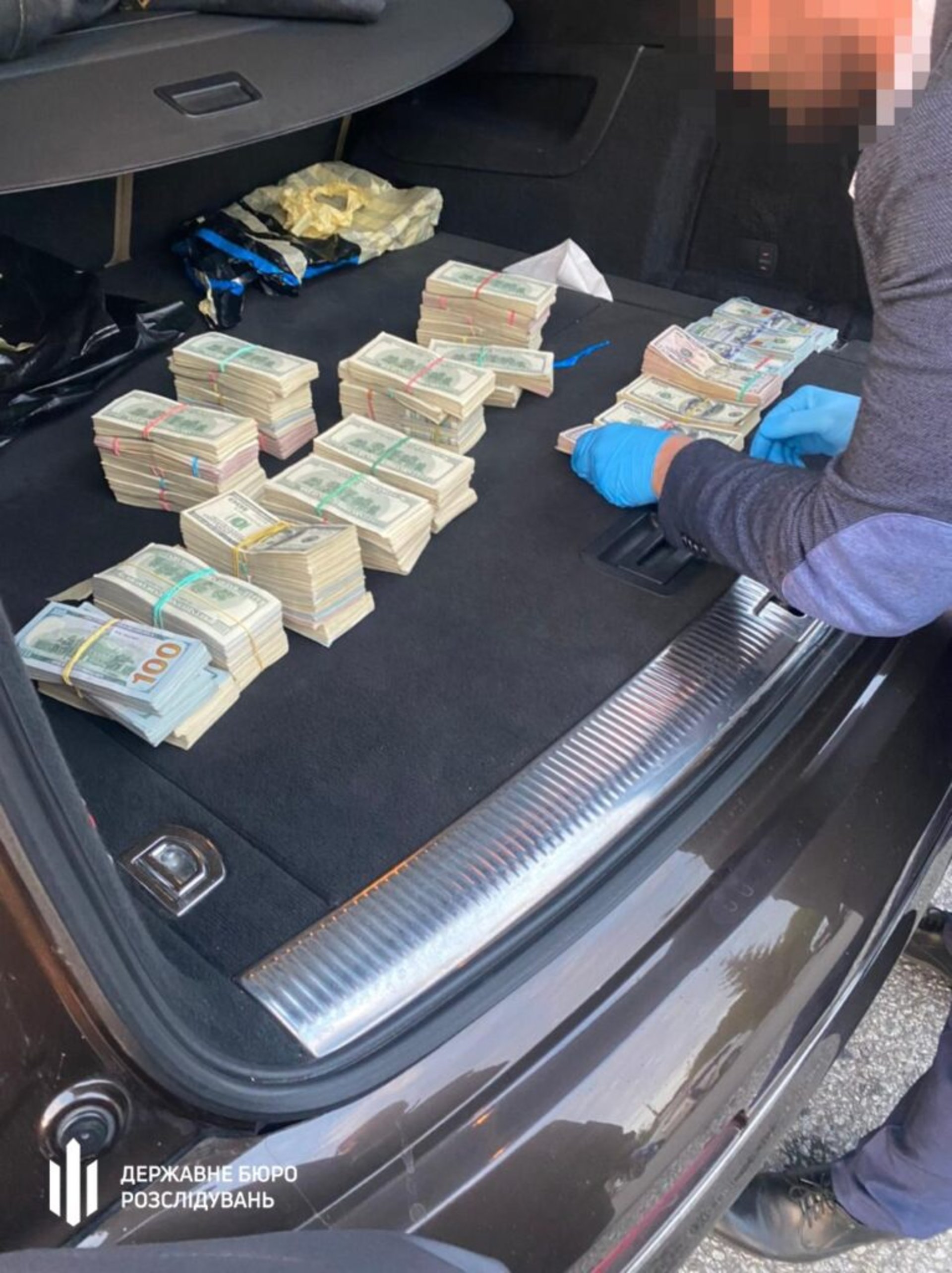 На Волинській митниці викрили масштабну корупцію: знайшли $700 тисяч