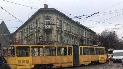 У Львові трамвай заблокував рух транспорту (ФОТО)