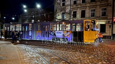 У Львові трамвай зійшов з колії