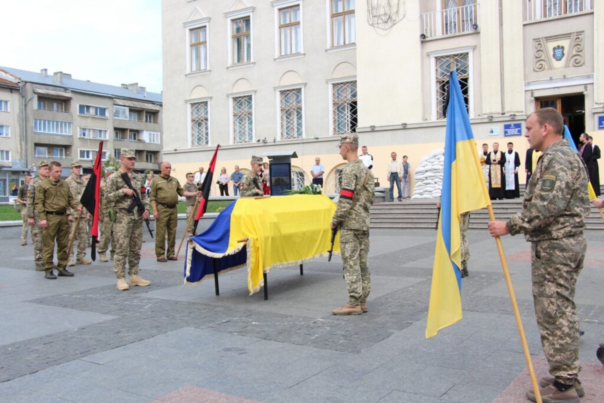 У Дрогобичі провели в останню путь загиблого захисника України Руслана Сергієнка
