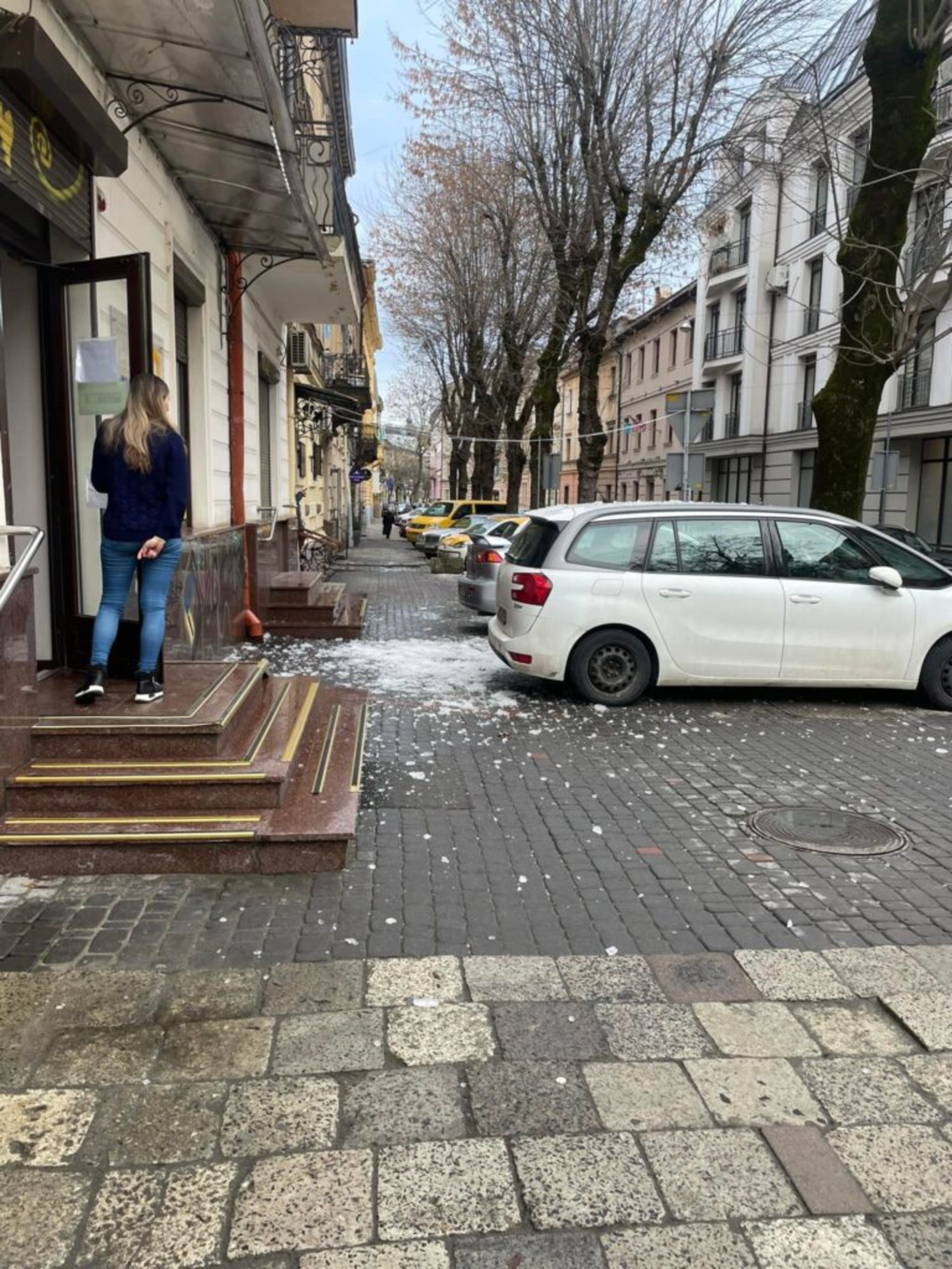 У Львові з дахів будинків падає сніг
