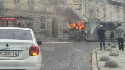 У Львові горить трамвай