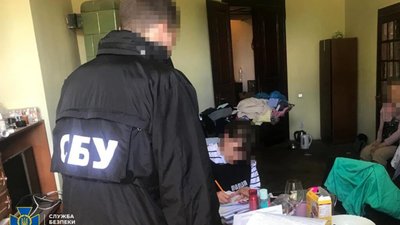 1800 євро, щоб покинути територію України – у Львові повідомлено про підозру організаторці незаконної схеми