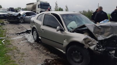 У передмісті Львова в лобовому зіткненні легковиків постраждало двоє дітей (ФОТО)