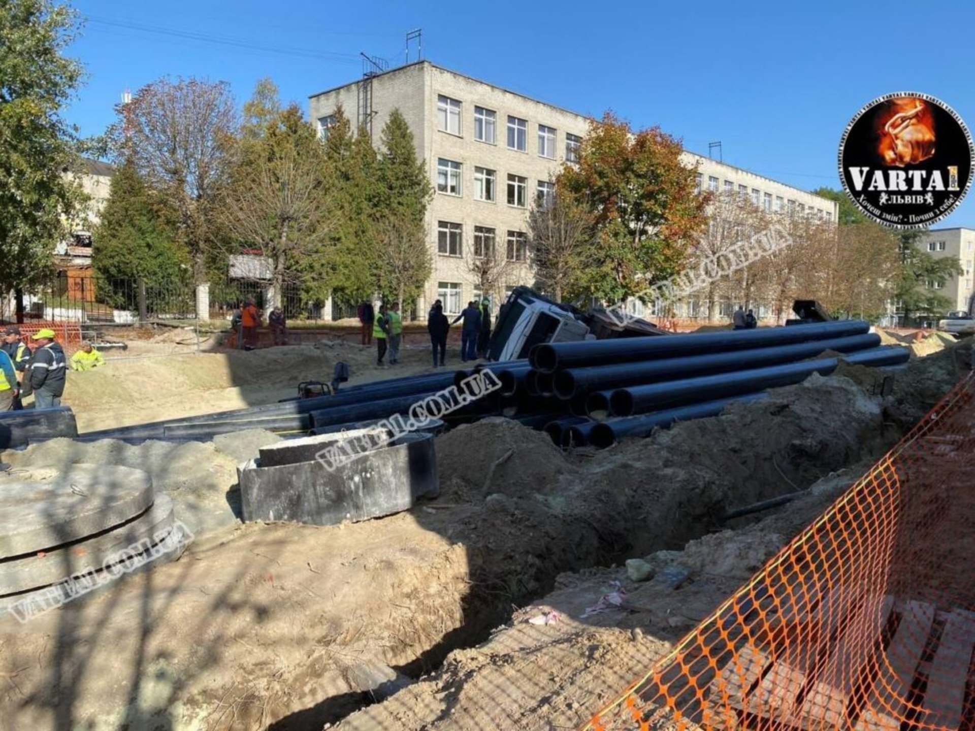 У Львові перекинулася вантажівка, фото Варта-1